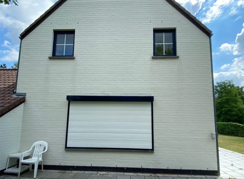 Volets roulants : manuel vs électrique, que choisir en 2025 ?